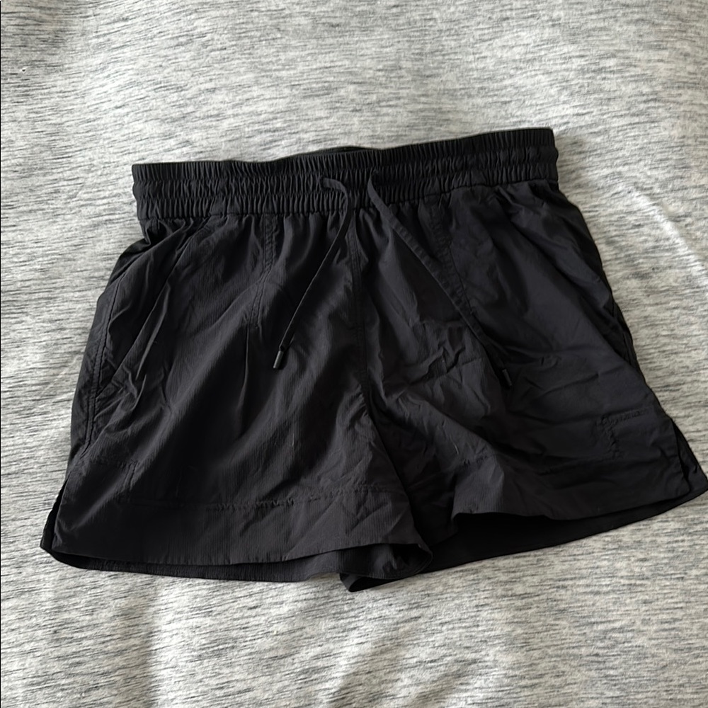Lululemon lightweight mid rise short 3.5”